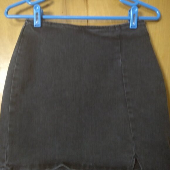 Wild Fable Women's Size 2 Black Wash Denim Mini Skirt Notch Front Classic Casual - Picture 2 of 4